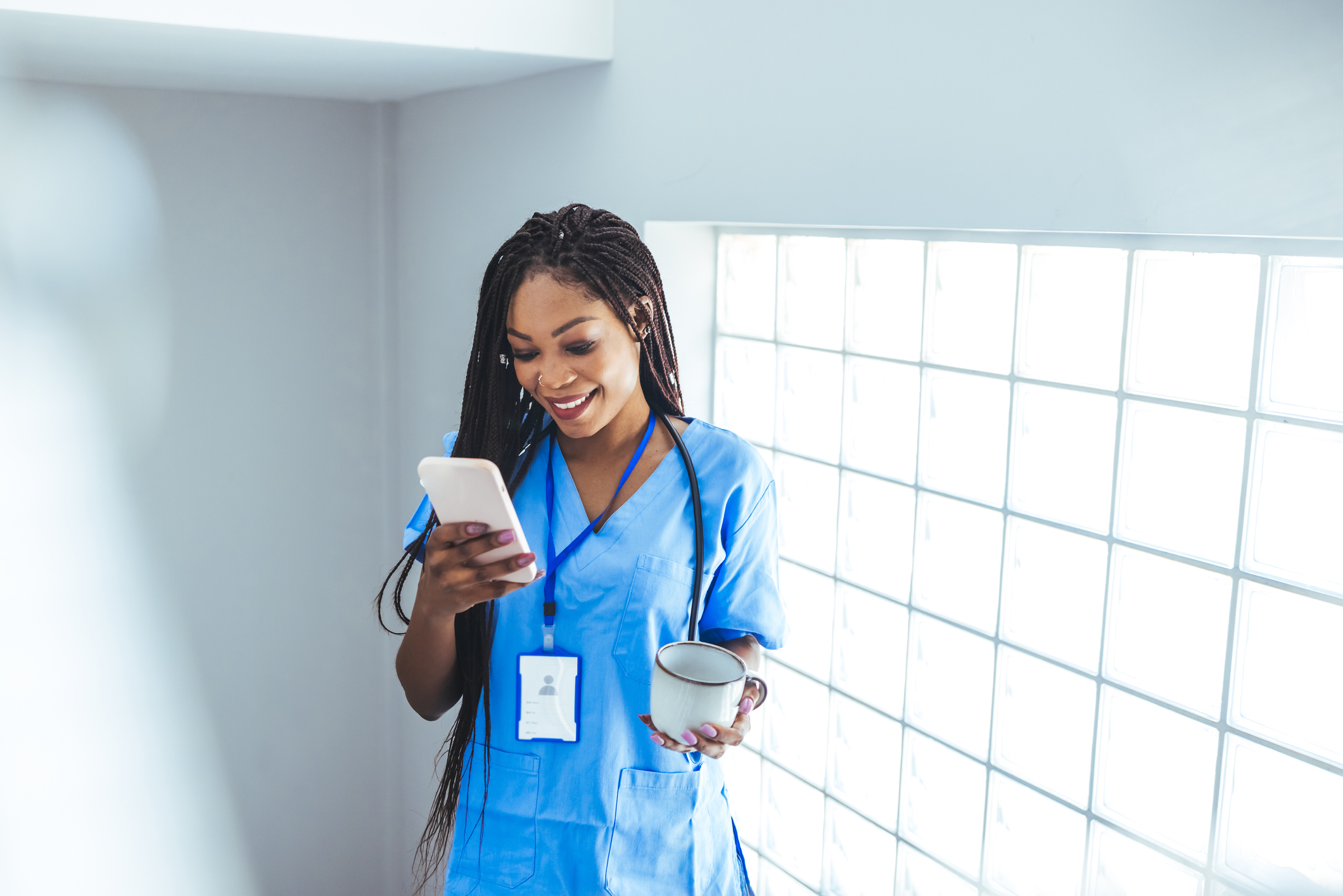 Enfermera mirando el móvil